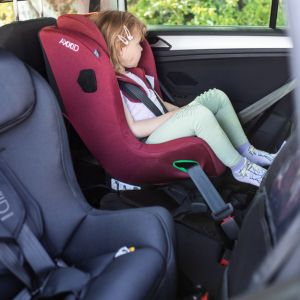 imagen que muestra a dos ni&ntilde;os en la silla axkid minikid 4 con espacio para las piernas